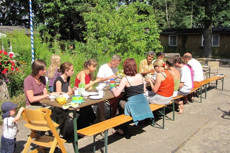 Yoga-Ferien-auf-dem-Eichhof-Essen-im-Freien